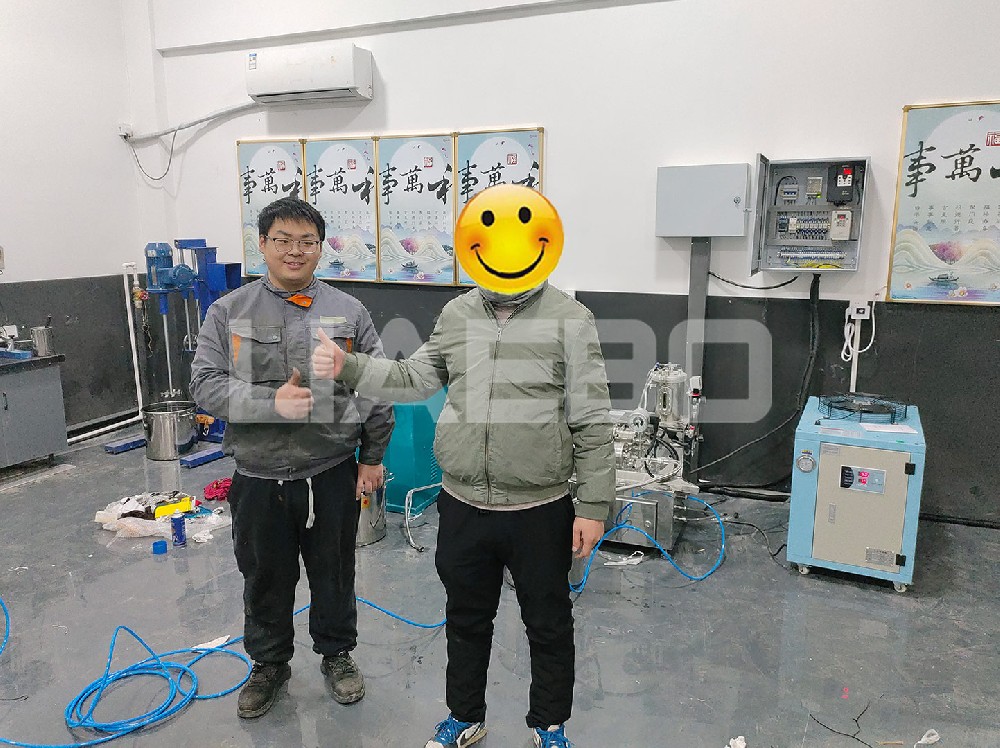 河北某公司1L砂磨機(jī)、150三輥機(jī)調(diào)試成功