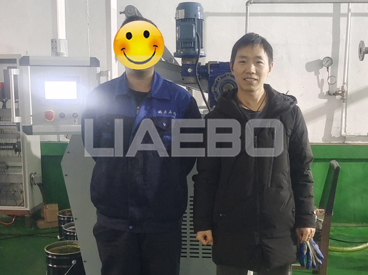 上海某特種潤(rùn)滑劑有限公司 260液壓三輥機(jī)調(diào)試成功